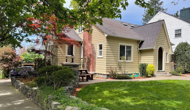 Fun, Stylish Remodeled 3 Bedroom Home. 3 Blocks from UofO