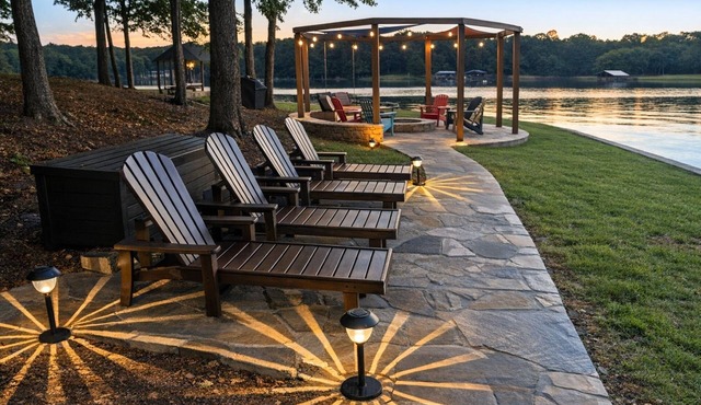 Fun Time Is Now! Lakefront Log Cabin, Dock, Fire Pit, Fish, Swim, Views, Relax +