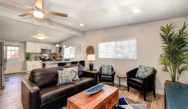 Fun West-Sac Home Near the River With Hot Tub