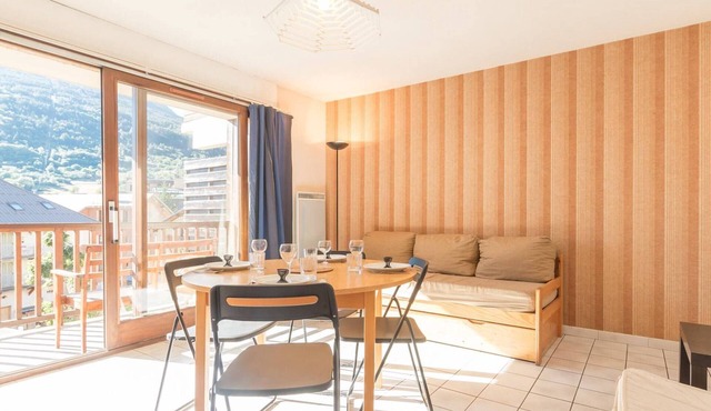 Functional 1-bedroom apartment with parking, central Briançon