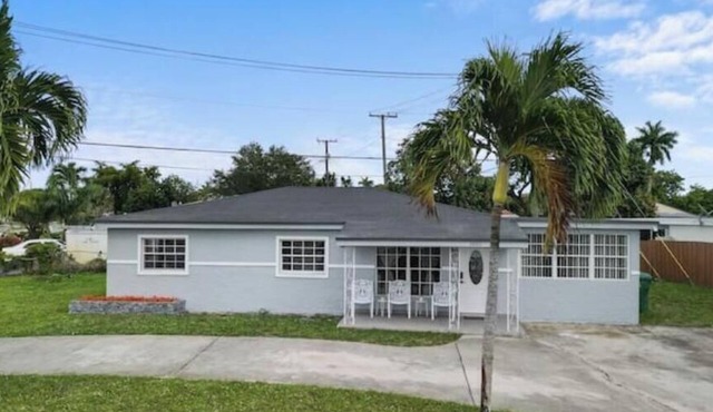 Funhouse – Pool Table, Games & South Florida Sun!"