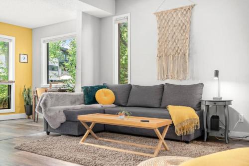 Funky 1 BR Century Home-Near DT, C-train