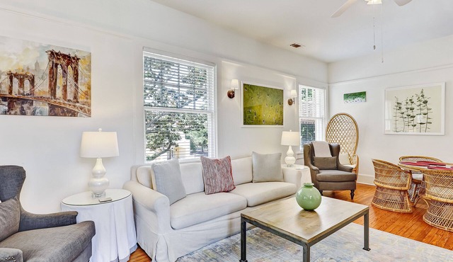 Funky 2 Bedroom in Starland | Heated Pool Access