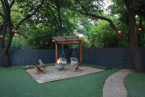 Funky 3BR Cottage with Private Mini Golf and Fire Pit