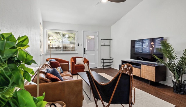 Funky Austin Getaway: 2-bedroom minutes away from Q2, Domain, & more.