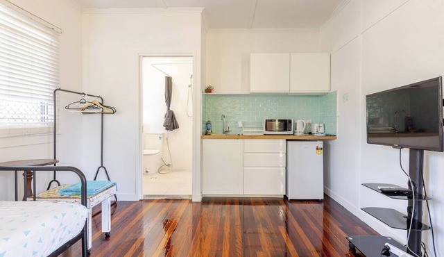 Funky Corner 1 Brm House by Taigum -A/C+Wifi+Deck