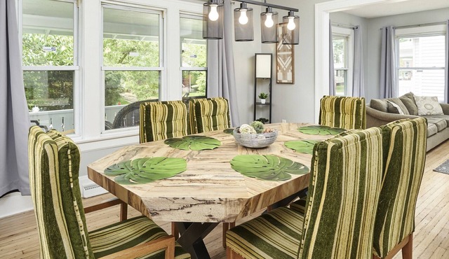 Funky Fabulous Fun House - 5 Bedrooms