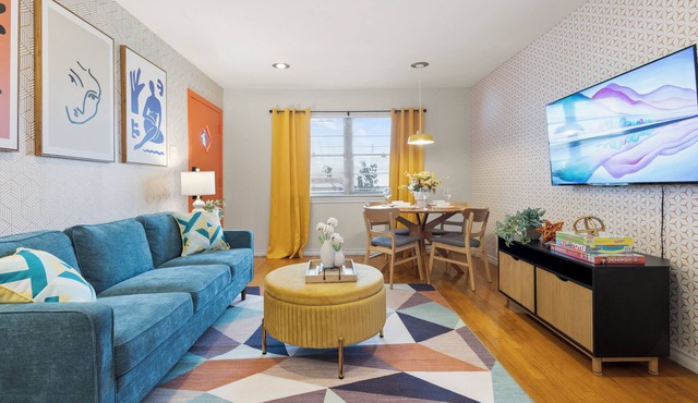 Funky Fiesta Flat-All King Beds-Mins to DT Dallas