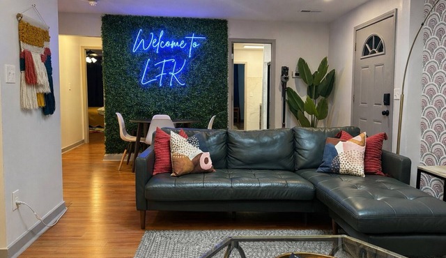 Funkytown Loft: 4BR, 2BA on Mass St, Steps to Dining & Entertainment