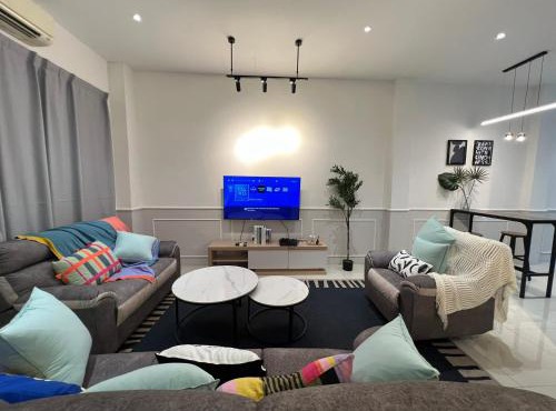 FunkyVila5 16PX 4BR Near188Tower, Artstreet, HTTA