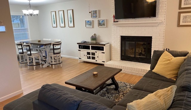 Fuquay-Varina Home 5 min. from Shopping and Dining