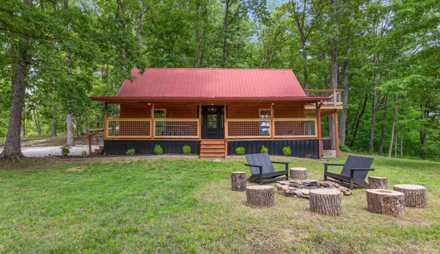 Furnace Mountain Retreat- Hot Tub, Fireplace, Covered Deck, WiFi