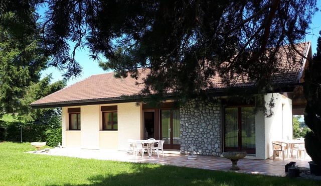 Furnisched house in a wooded garden