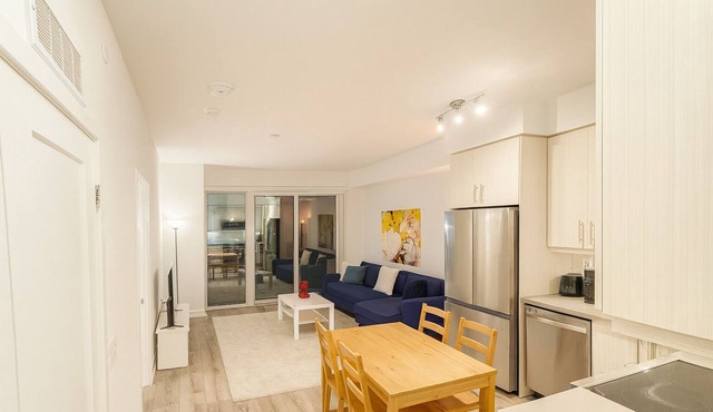 Furnished 1+Den|Two bathrooms Richmondhill-Parking