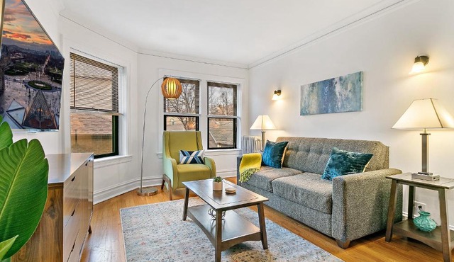 Furnished 1BR Apt with Natural Light & King Beds - Larchmont ALL REP