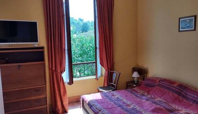 Furnished 2-bed apartment sleeps 4