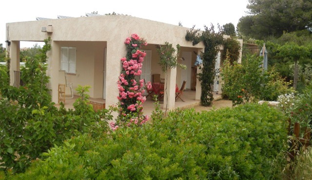 Furnished 2 Rooms, air conditioning, garden, terrace, 100m beach