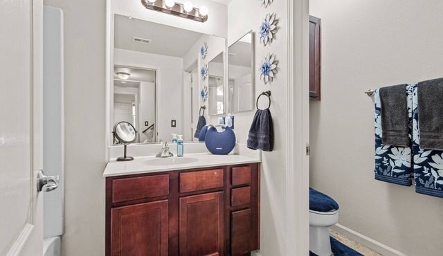 Furnished 2bd 2ba Condo w/Loft & Garage in Gated Community – Poolside Retreat