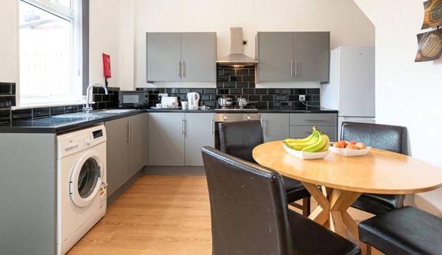 Furnished 2BR House in Leigh | Free Parking & Fast WiFi | Long Stays Welcome
