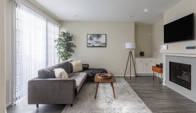 Furnished 2BR in Burbank + Parking