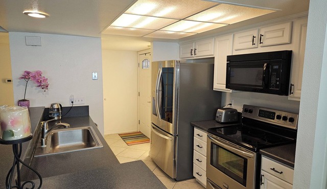 Furnished 2BR Townhouse w/Pool, Hot Tub & Fireplace – 30-Day Stay