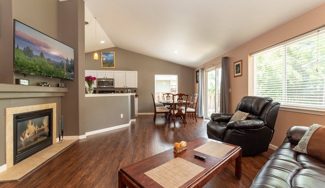 Furnished 30+ day rental close to Old Mill! Dog Friendly!