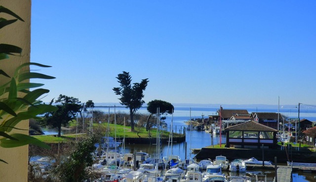 Furnished 4 pers View of the Port and BASSIN D'ARCACHON - near shops and beach