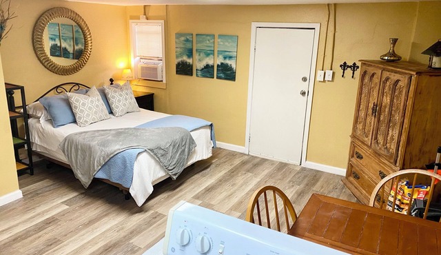 Furnished all bills pd studio w/full kitchen & on site laundry