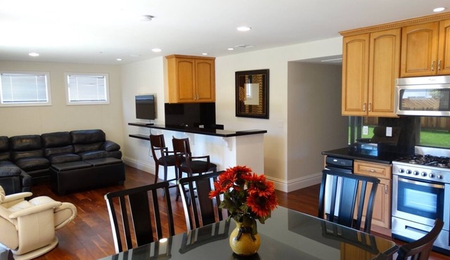 Furnished Apartment 2bd-2ba Special 4800/Month in Santa Monica Like a House