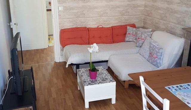 Furnished apartment. Close to the beach and shops.
