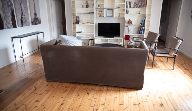 Furnished Bright Design of 75 m2, Downtown, in Inner Courtyard, Garage