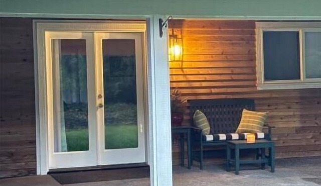 Furnished Cottage on 5 peaceful acres just min to towns, hospital, Seattle Ferry