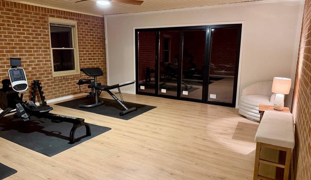 Furnished Cozy 3-bedroom bungalow in charming Watkinsville with AC and gym