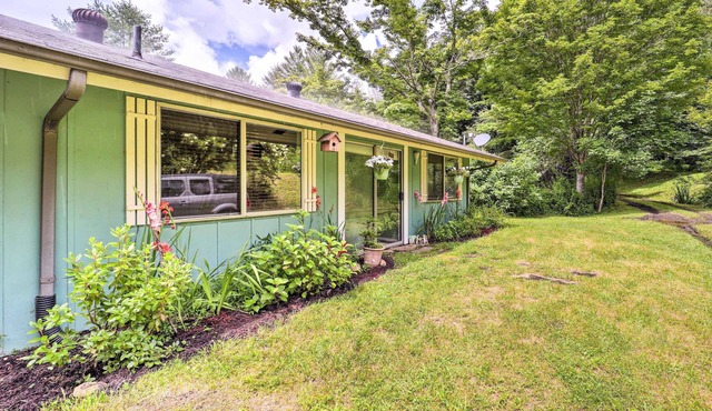 Furnished Deck + Home Gym: Bakersville Retreat!