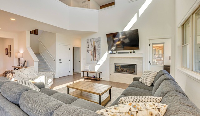 Furnished Deck & Hot Tub: Chic Granby Home!