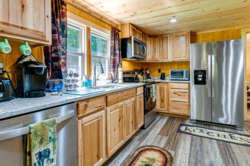 Furnished Deck: Rustic Cabin in Cosby!