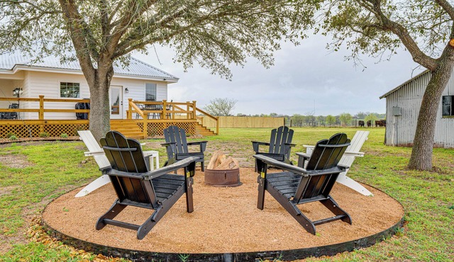 Furnished Deck + Views: Rural Schulenburg Retreat