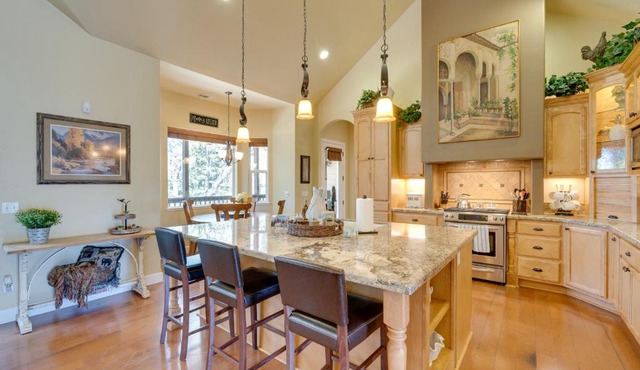Furnished Decks & Grill: Peaceful Pioneer Home!