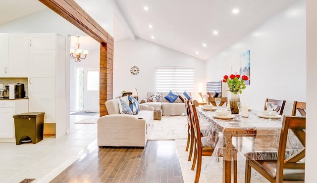 Furnished Family Home ★ KING BED ★ Parking ★ BBQ ★ Backyard ★ Discounted Price