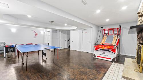 Furnished Family Home near Toronto - Great Location Game Room - Backyard - Parking & Self Checkin