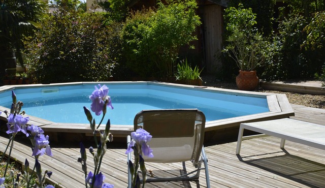 Furnished gîte, 2 to 4 pers Ground floor, garden with trees not overlooked and secure swimming pool