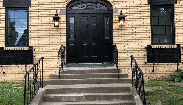 Furnished fully renovated Art Deco Apt great for traveling nurses and doctors
