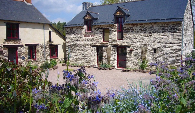 Furnished gîte for 5 people with swimming pool in Brittany at the gateway to Brocéliande