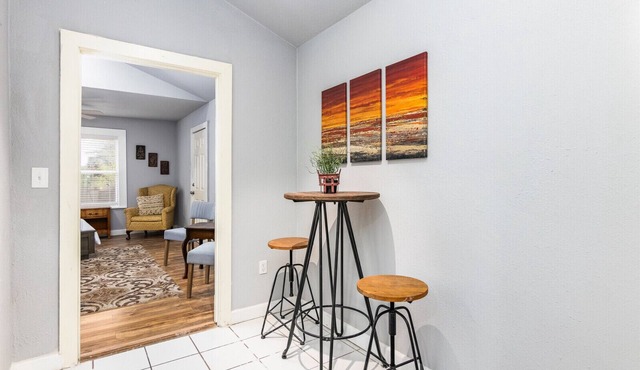 Furnished House Apartment with Private Entrance and Parking