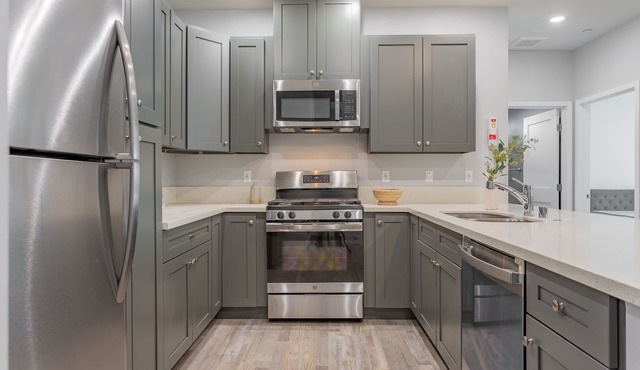 Furnished Ktown 5 Bedroom Townhouse With Free Parking