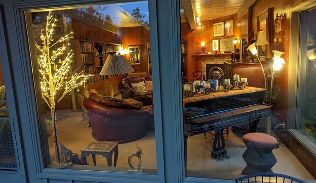 Furnished MCM Ranch Home: central location, beautiful yards, hot tub, tree house