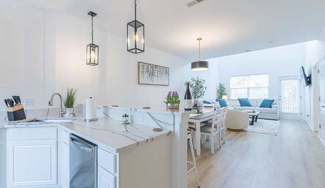 Furnished Midterm Haven: Mins from Downtown CHS!