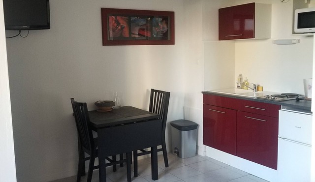 Furnished one-storey studio 17m² with enclosed garden 300 metres from the sea