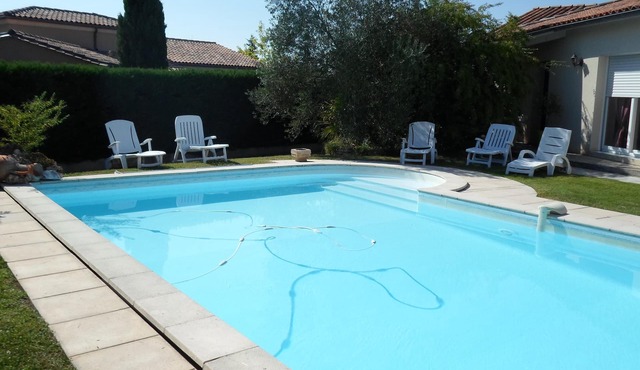 Furnished one-storey villa with 8 sleepings with a private pool