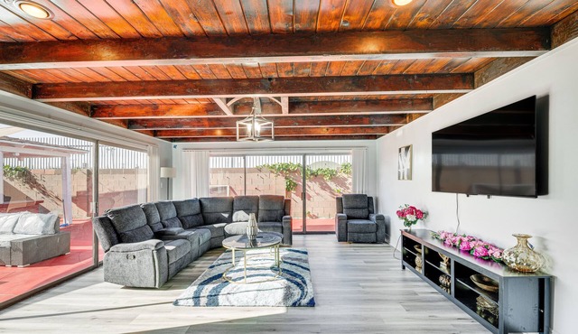 Furnished Patio! South Central Home 14 Mi to DTLA